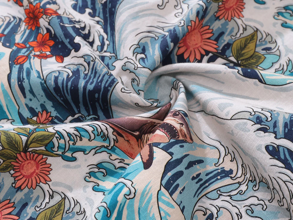 Hawaiiskjorte med mønster av haier i turbulent sjø.