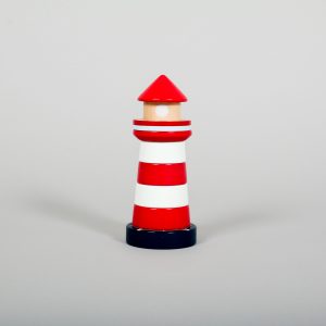 For små fyrvoktere – det ideelle stable- og sette-på-plass-leketøyet i maritim stil! Dette stabletårnet laget av solid treverk motiverer selv de yngste barna til å sortere de syv ulike stableelementene etter størrelse og sette dem sammen. Slik bygges et flott lite fyrtårn, stein for stein, der konstruksjonen trener motoriske ferdigheter, hånd-øye-koordinasjon og forståelse for farger og størrelser. En fleksibel pinne gir ekstra sikkerhet.